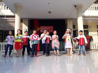 Hoạt động chúng em với an toàn giao thông