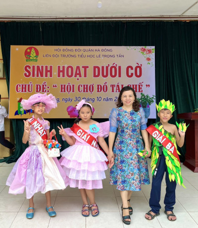 Sinh hoạt dưới cờ - chủ đề: "Hội chợ đồ tái chế"