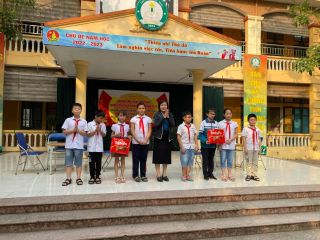 Trao quà cho học sinh có hoàn cảnh khó khăn