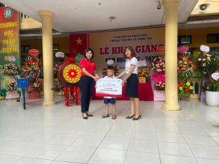 Trao nhận quà từ tổ chức