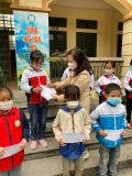 trao quà tết cho hs có hoàn cảnh khó khăn đợt covid năm học 21-22